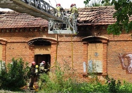 Los bomberos sofocan el fuego que devoró el interior y la cubierta de madera de la caseta del guarda del canal situada entre la calle Topacio y la autovía de Segovia.