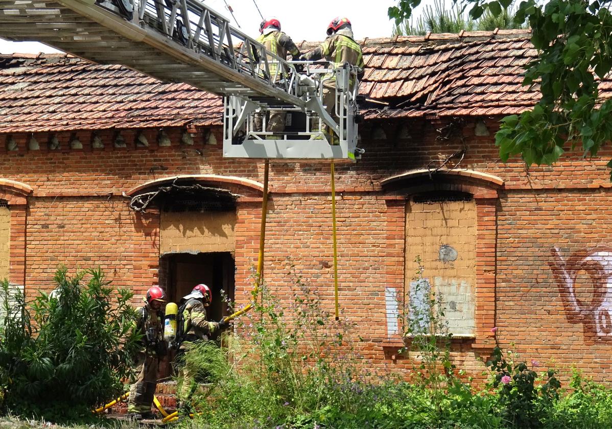Los bomberos sofocan el fuego que devoró el interior y la cubierta de madera de la caseta del guarda del canal situada entre la calle Topacio y la autovía de Segovia.