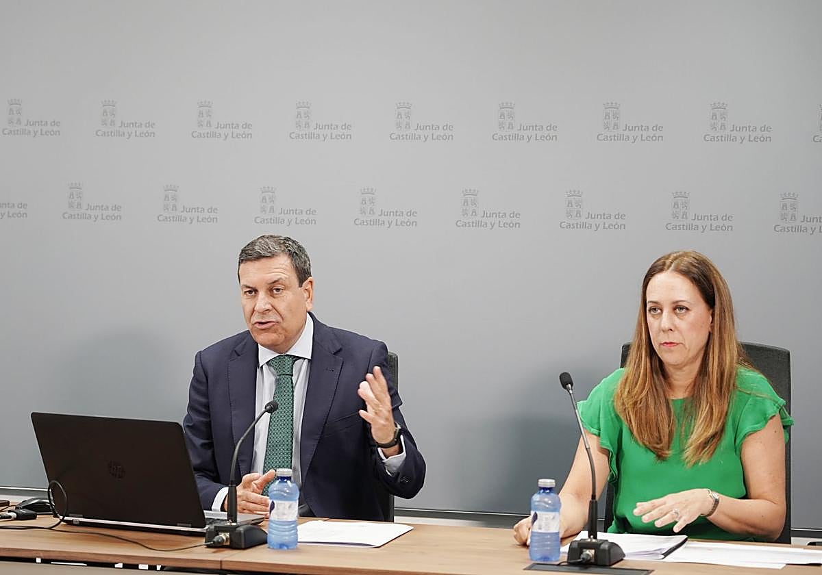 El consejero de Economía y Hacienda y portavoz, Carlos Fernández Carriedo, presenta la campaña de ayuda a la Declaración de la Renta 2024 en el medio rural y los nuevos sistemas de pago para la digitalización y la simplificación administrativa.