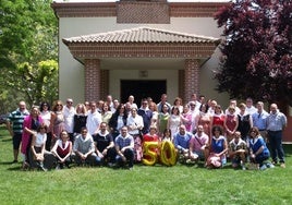 Participantes en el encuentro de nacidos en 1975 ante la ermita de Sacedón.
