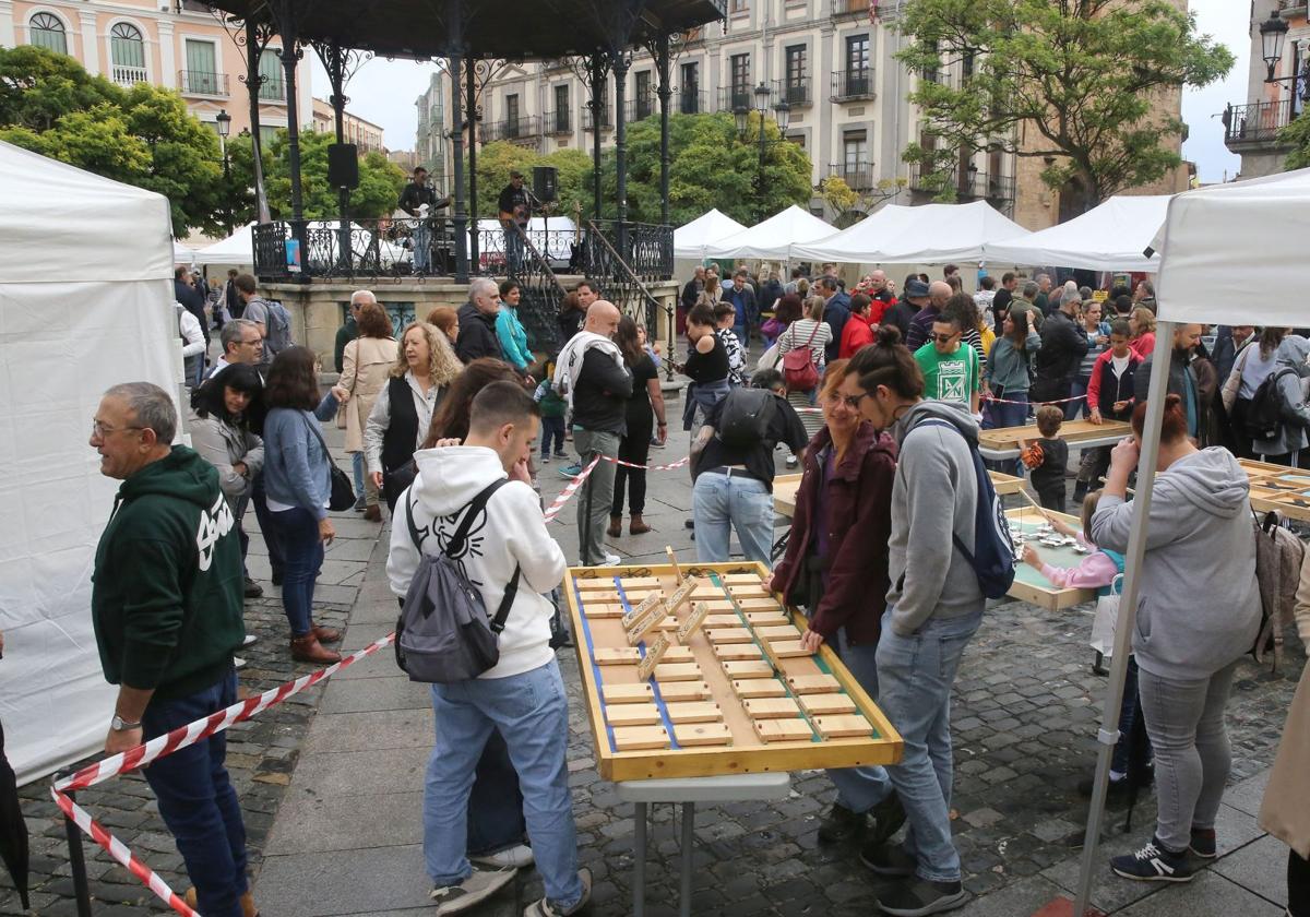 La feria del comercio reunirá a treinta puestos en la Plaza Mayor
