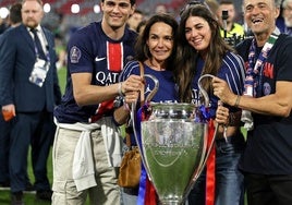 Luis Enrique con su familia tras la victoria en la final de la Champions.