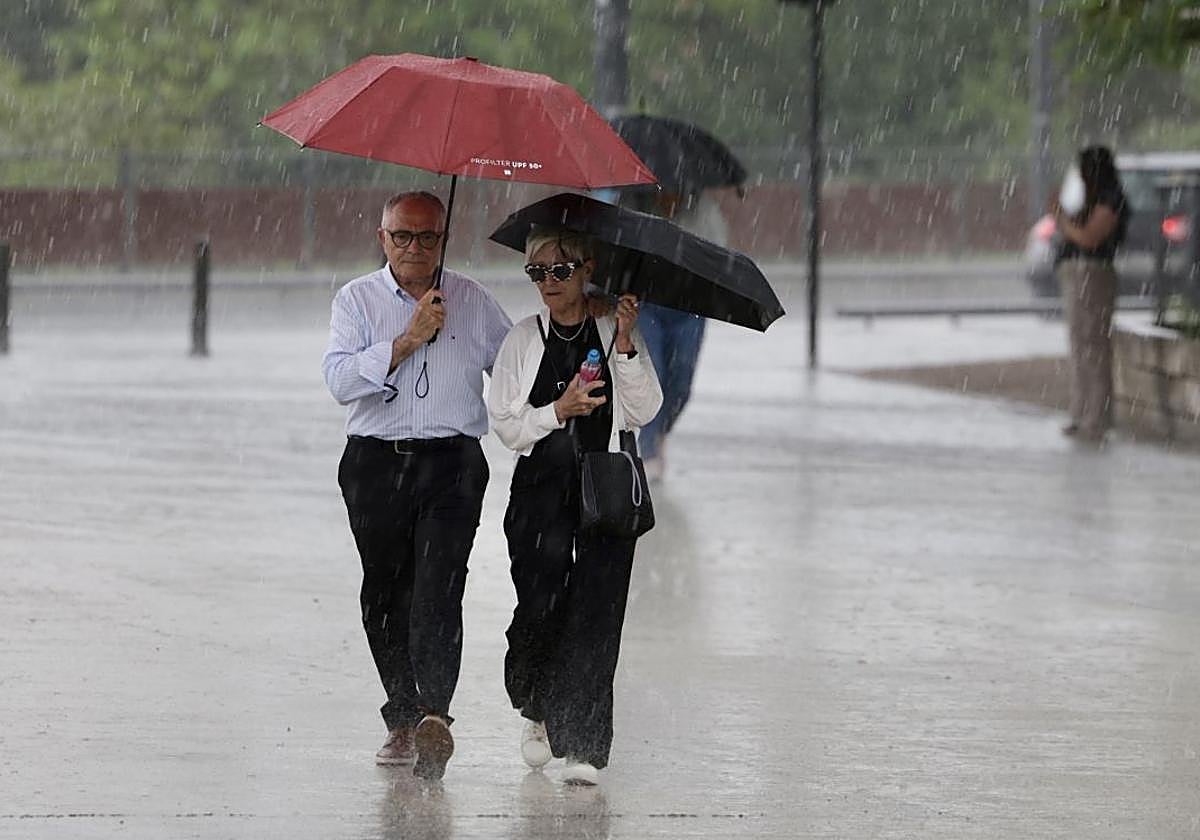Una pareja se protege de la lluvia, hace unos días en Valladolid.