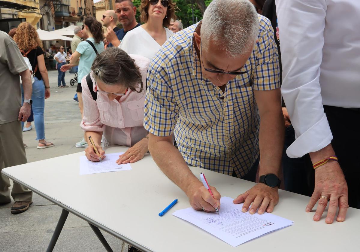 Recogida de firmas contra la supresión de frecuencias, el domingo en la Plaza Mayor.