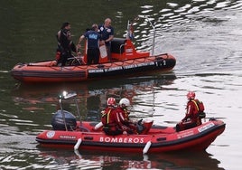 Personal de rescate durante el operativo de ayer en el Pisuerga.