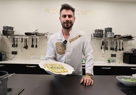 Laín Montes muestra su plato recién terminado en su cocina de Fuera de Carta