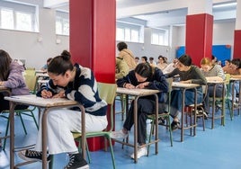 Estudiantes en un aula de examen de la PAU, este martes en el IES Alonso Berruguete.