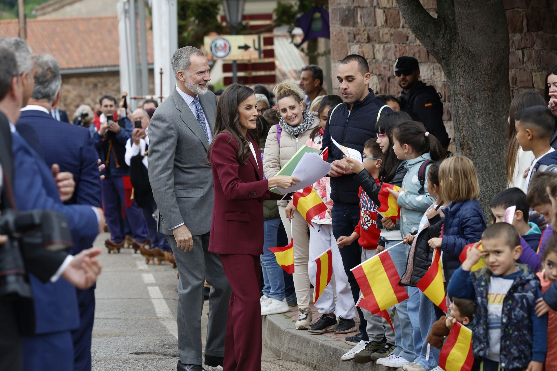 Así han saludado los Reyes a todos los palentinos en Brañosera
