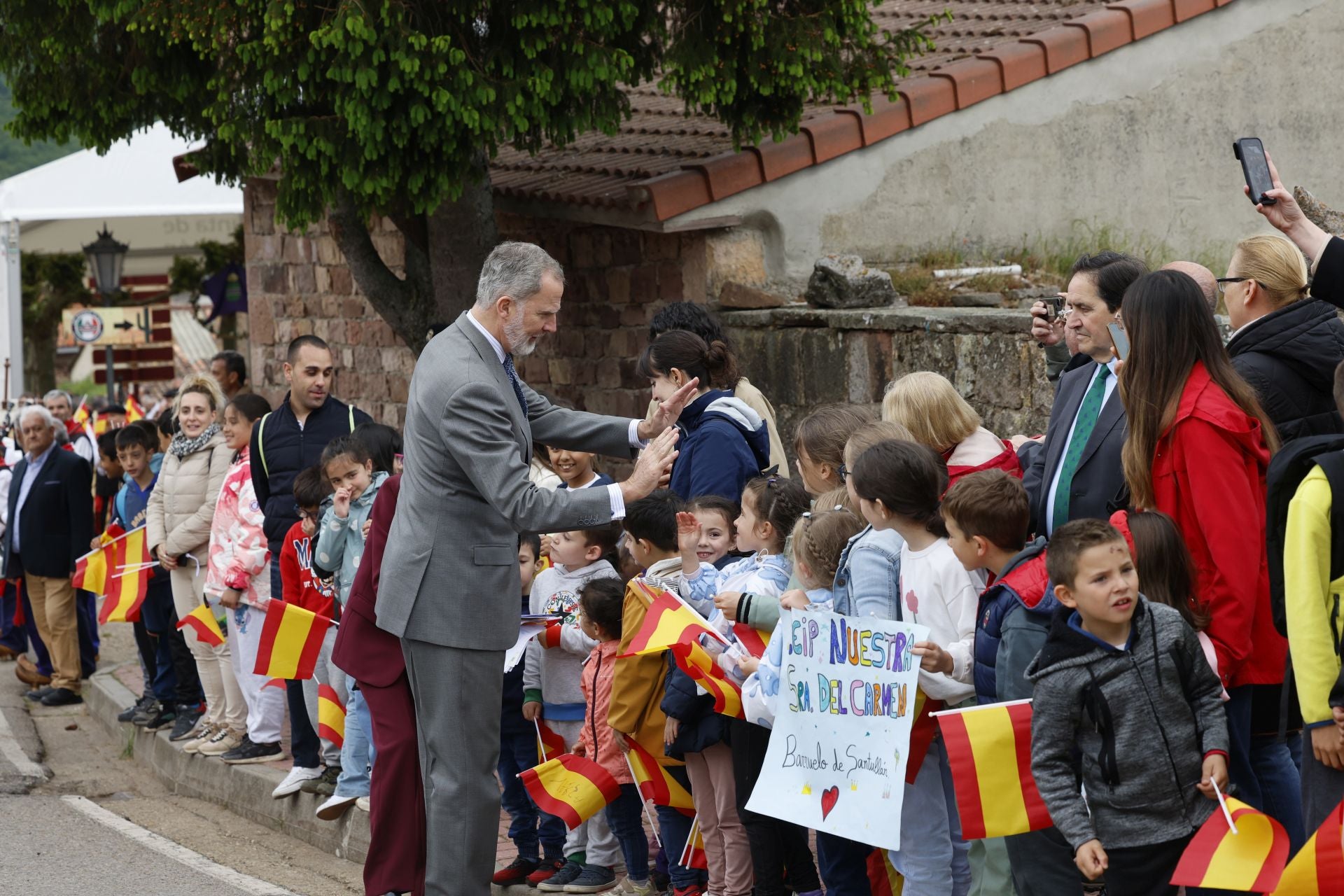 Así han saludado los Reyes a todos los palentinos en Brañosera