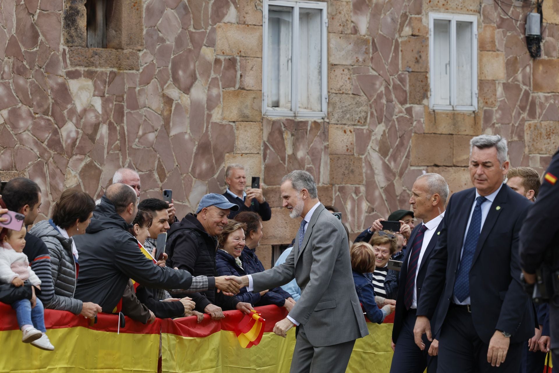 Así han saludado los Reyes a todos los palentinos en Brañosera