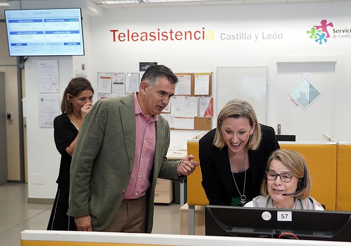 Isabel Blanco en la sala de operaciones del servicio de teleasistencia.
