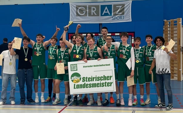 Andrés García (a la izquierda) posa junto con el grupo sub19 como ganadores de la liga Steiermark.