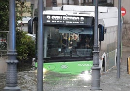 Un autobús intenta remontar 'navegando' la subida de la Plaza Portugalete hacia Plaza de la Universidad