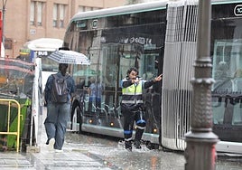 Un autobús urbano circula con dificultad debido al aguacero.