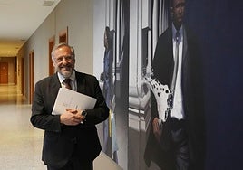 Carlos Pollán, en el pasillo de Presidencia de las Cortes de Castilla y León.