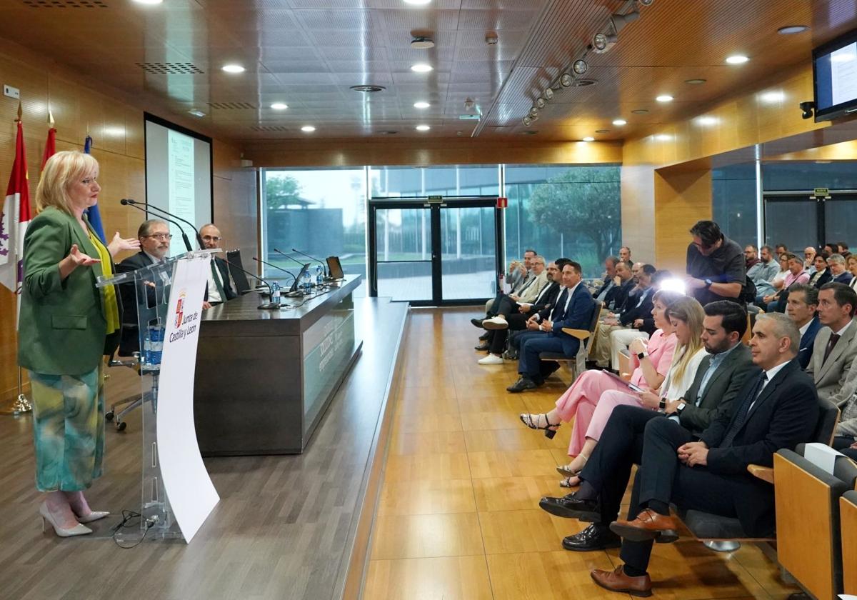 La consejera de Industria, a la izquierda, en la inauguración del I Congreso de la Industria de Castilla y León.