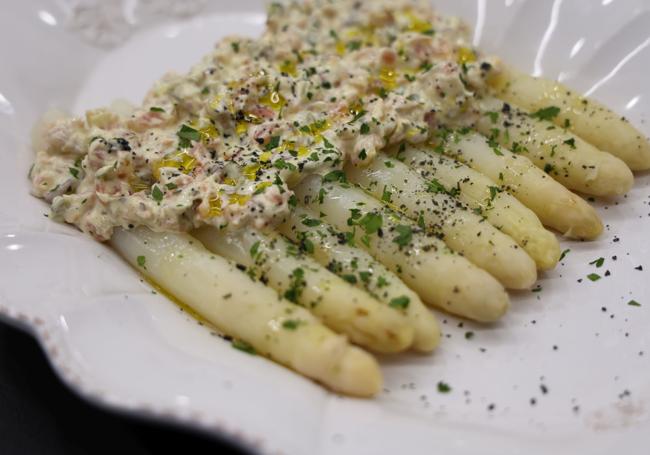 Espárragos con salmón tártaro cocinados por Laín Montes