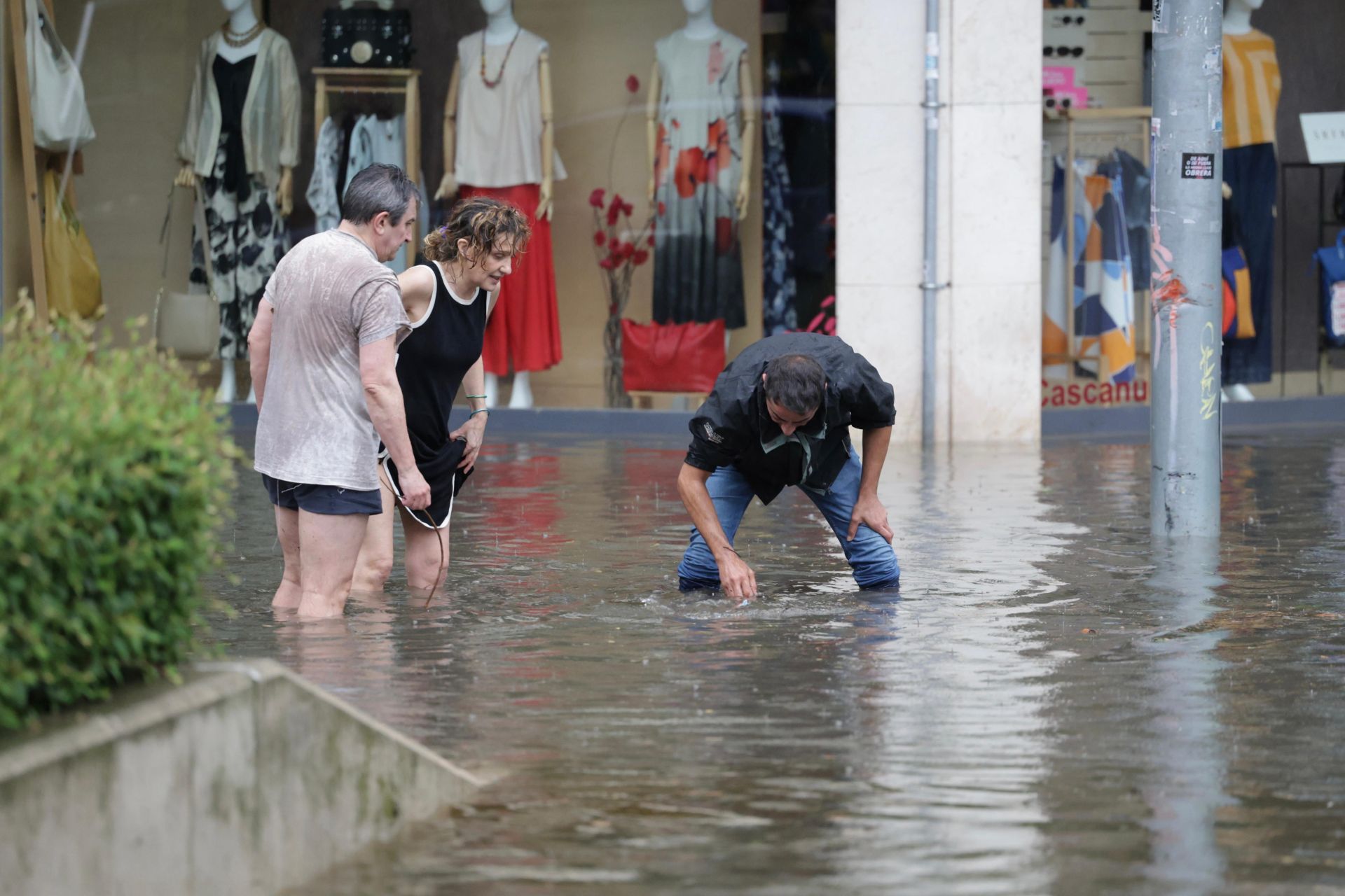 El agua llegaba hasta las rodillas a los ciudadanos en la zona de Portugalete.