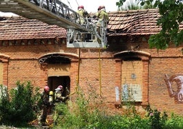 Los bomberos sofocan el fuego que devoró el interior y la cubierta de madera de la caseta del guarda del canal situada entre la calle Topacio y la autovía de Segovia