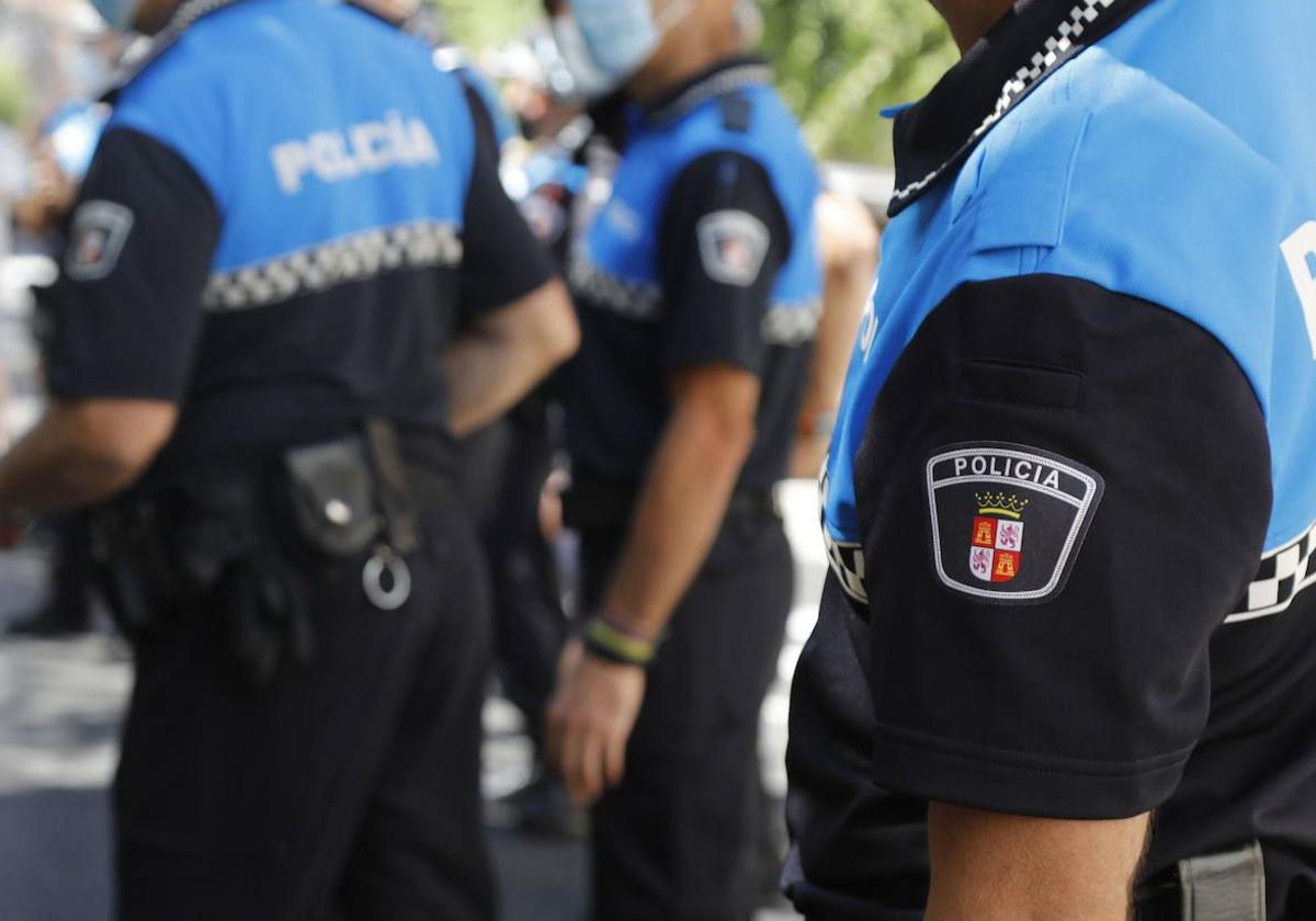 Se fuga tras un accidente, golpea una señal al aparcar y da positivo en alcohol