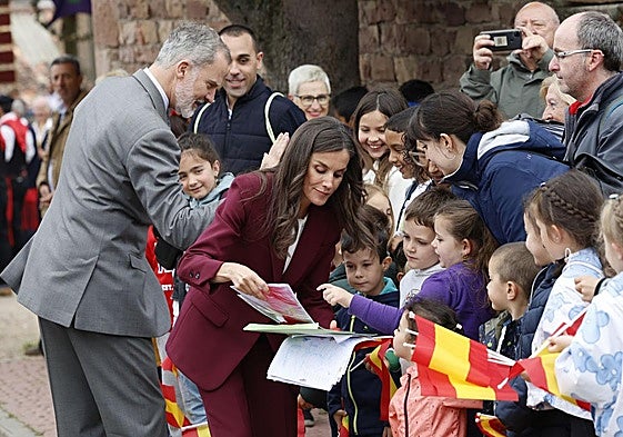 Los Reyes, con los alumnos del colegio de Barruelo, este martes en Brañosera.