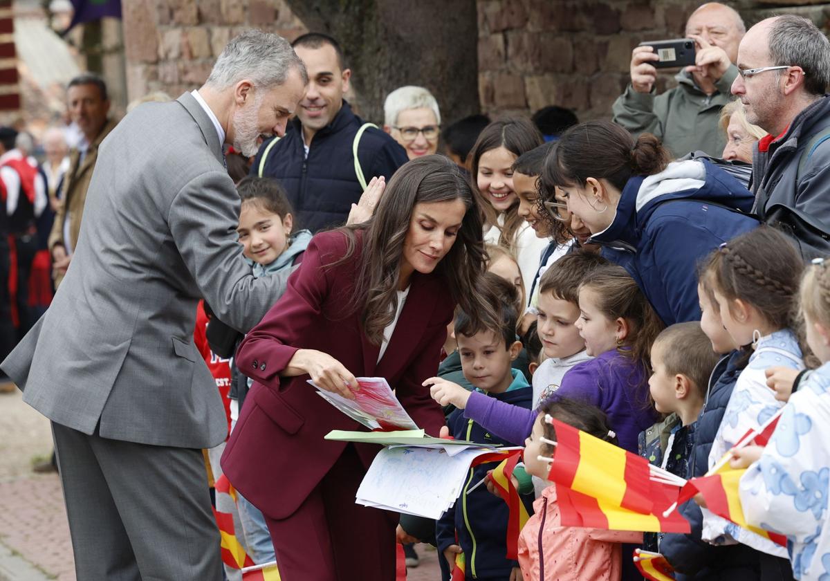 Los Reyes, con los alumnos del colegio de Barruelo, este martes en Brañosera.