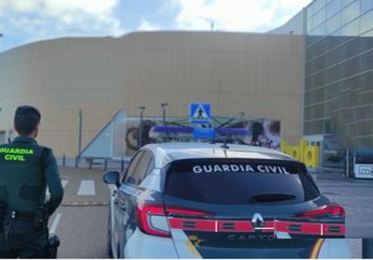 Un agente de la Guardia Civil frente al centro comercial Río Shopping de Arroyo de la Encomienda.