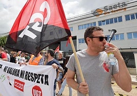 Los empleados de Saeta Die Casting, en la primera concentración de protesta ante la sede de la fundición en el polígono San Cristóbal de Valladolid.