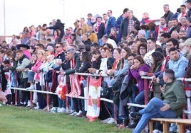 Aficionados del Tordesillas en Las Salinas, en la eliminatoria ante el Mirandés B.