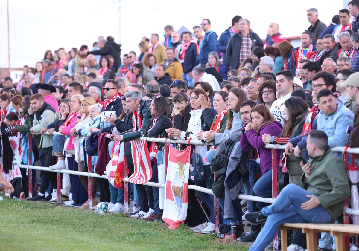 Aficionados del Tordesillas en Las Salinas, en la eliminatoria ante el Mirandés B.