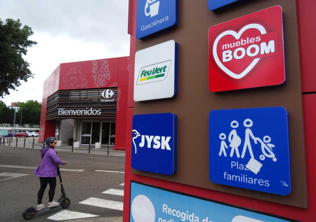 Imagen principal - Jysk abrirá el 12 de junio y Muebles Boom ocupará la otra mitad del Toys R Us