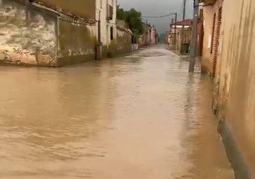 Una intensa tromba inunda varias calles de Villasexmir