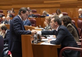Alfonso Fernández Mañueco habla con Ricardo Gavilanes, portavoz del grupo popular en las Cortes, durante un Pleno.