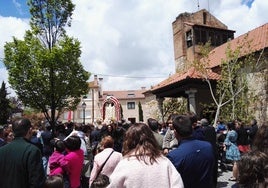 Un momento de la procesión con la Virgen de la Salud
