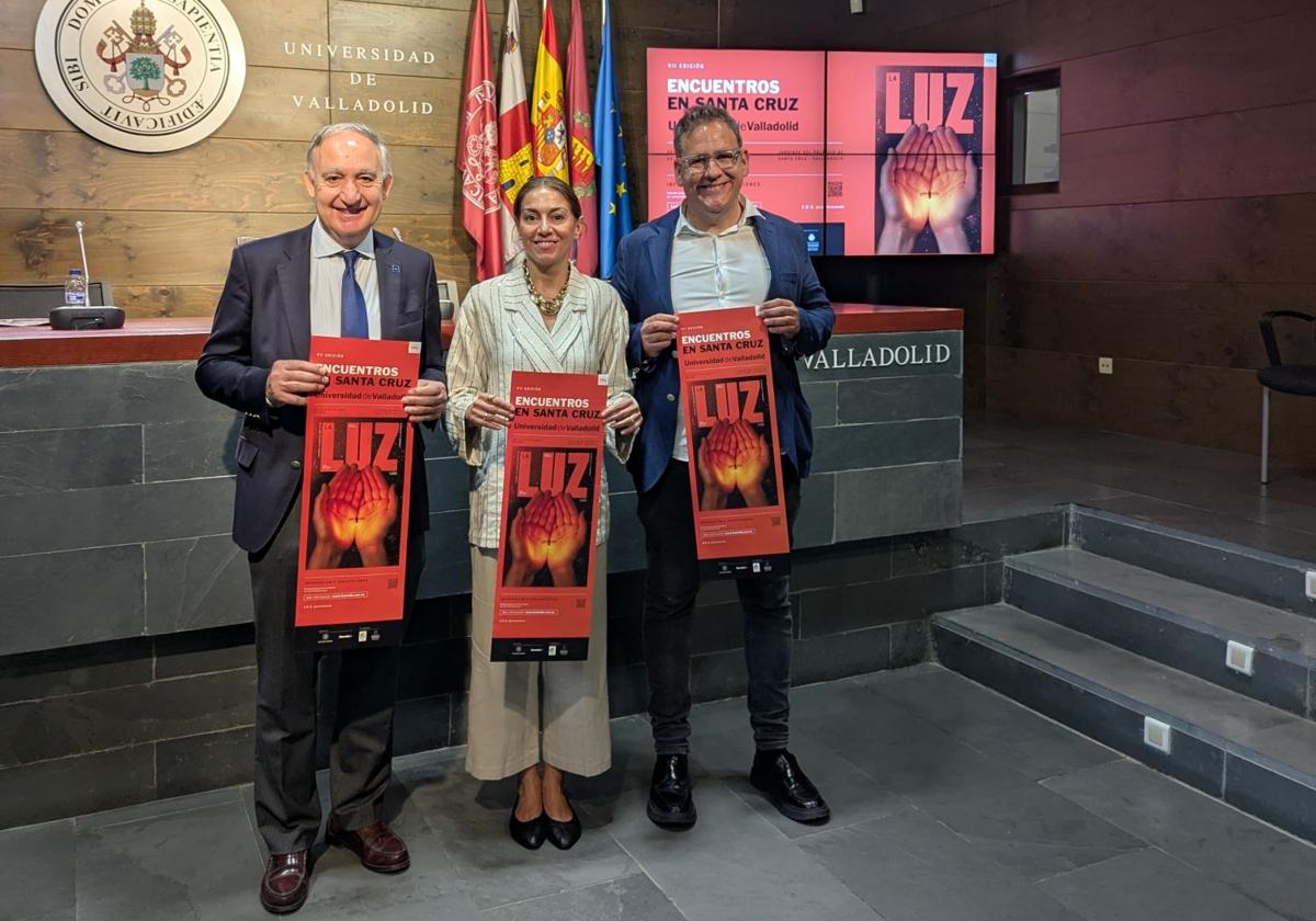 El rector de la UVA, Antonio Largo; Rebeca San José, vicerrrectora de Comunicación, y Óscar Blanco, del Foro de la Cultura, en la presentación de los encuentros.