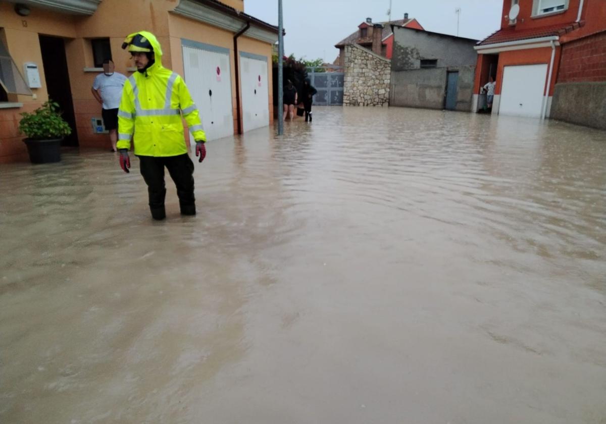 Los bomberos del parque de Arroyo tuvieron que trabajar a destajo en Villanubla.