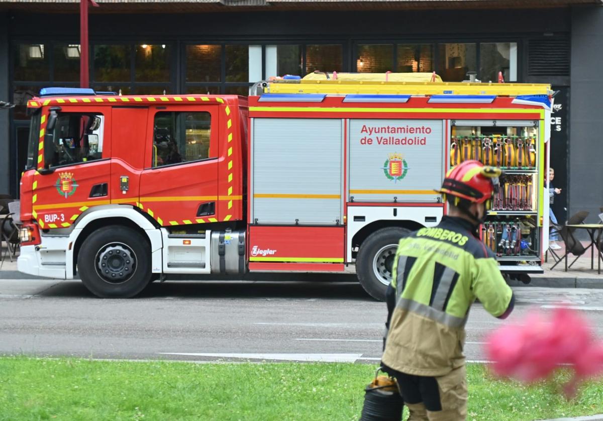 Una dotación de los Bomberos de Valladolid interviene este miércoles por la mañana en la Circular.