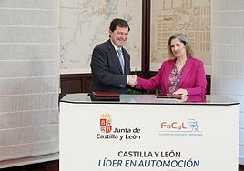 El presidente de la Junta firma el protocolo con la presidenta de la Asociación Foro de Automoción de Castilla y León.