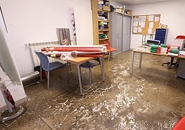 Estado en el que ha quedado uno de los despachos del sótano del centro cívico José Luis Mosquera.