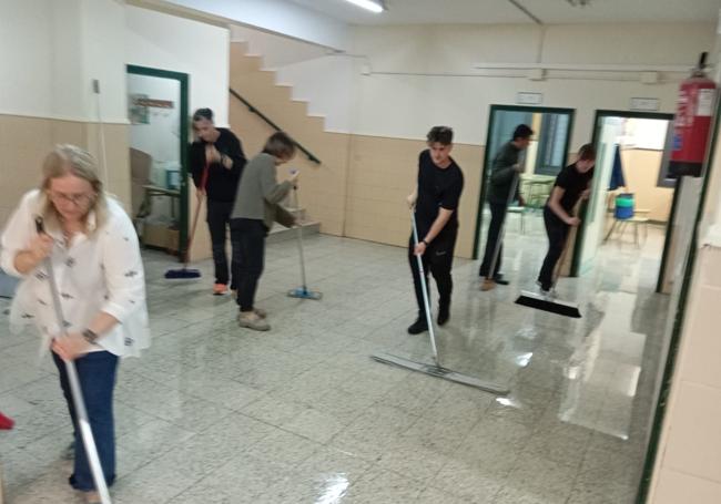 Profesores y personal del IES Emilio Ferrari sacando agua de las aulas y pasillos
