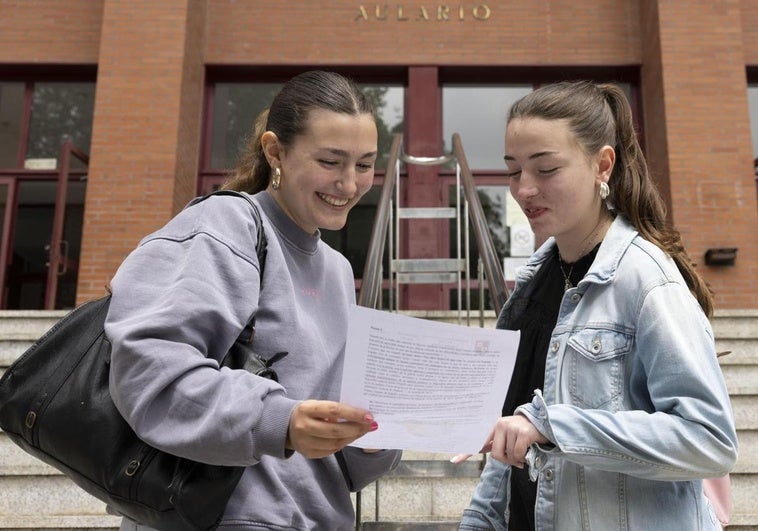 Carla Martínez y Andrea Hernández, alumnas de Compañía de María La Enseñanza, echan un ojo al examen de historia de España.