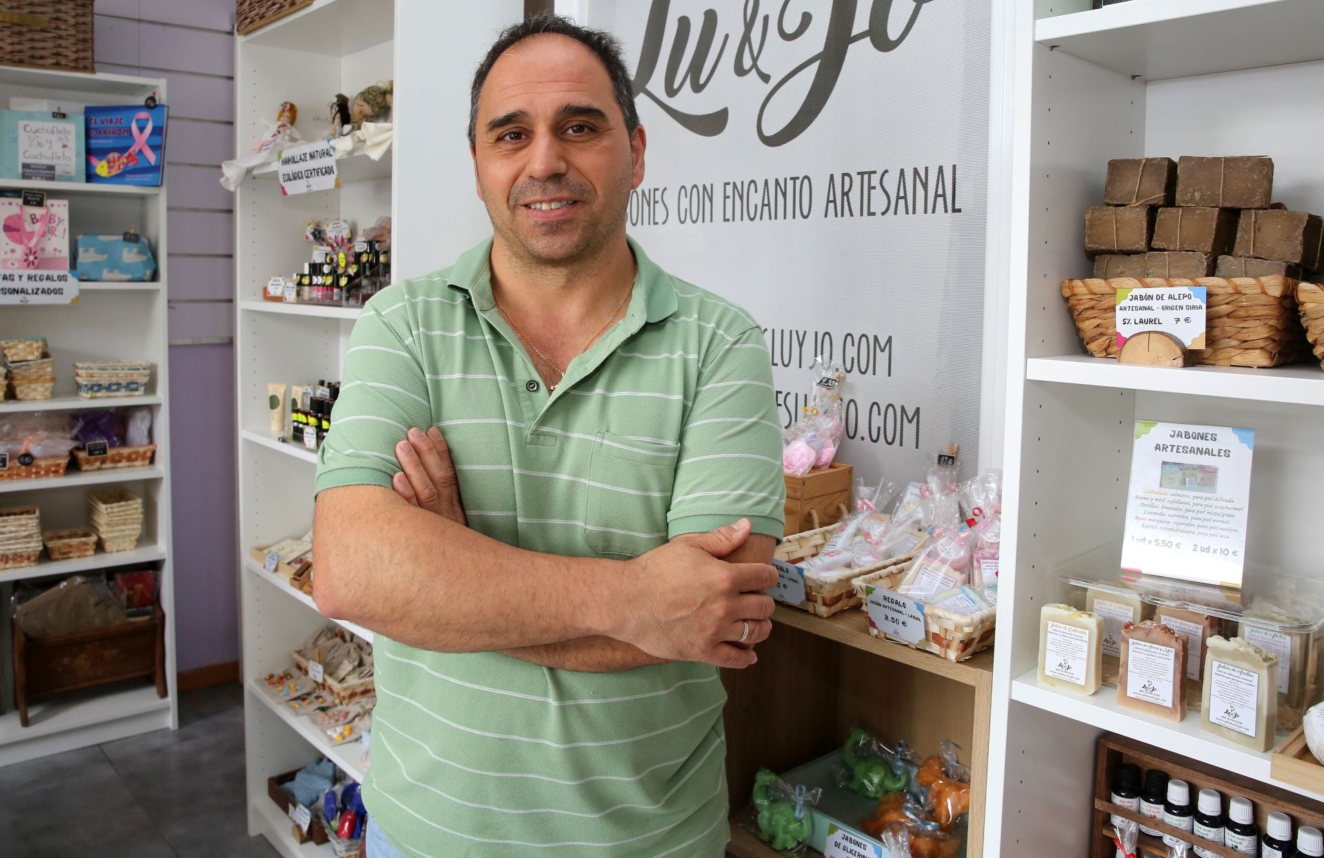 Alberto García, en su comercio.