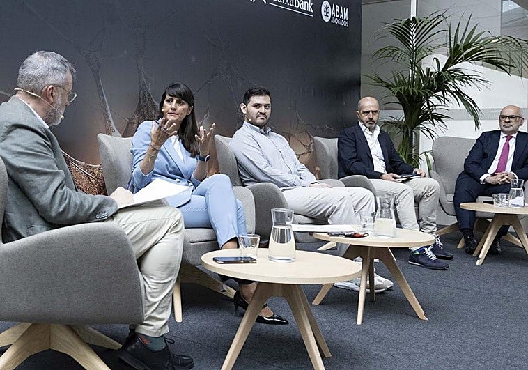Ángel Ortiz (director El Norte), María González Veracruz (Secretaria de Estado), Fabián Romero (Data Scientist IA&Analytics de CaixaBank), David Escudero (Centro IA UVA) y Antonio Luis Vázquez (ABAM Abogados)