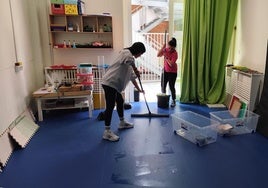 Dos profesoras del colegio Las Huelgas Reales sacando agua de la sala sensorial