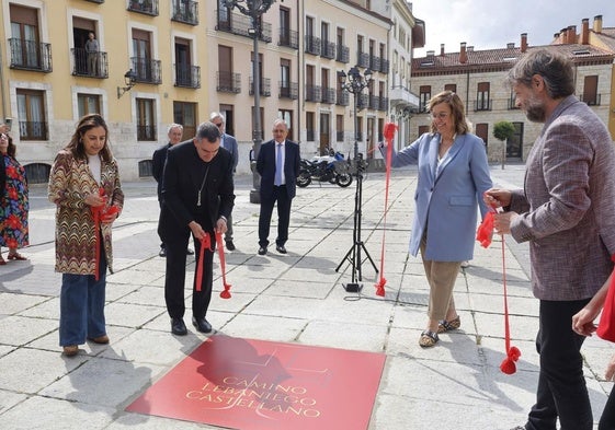 La alcaldesa, el obispo, la presidenta de la Diputación y el concejal de Cultura se disponen a descubrir la loseta del kilómetro 0.