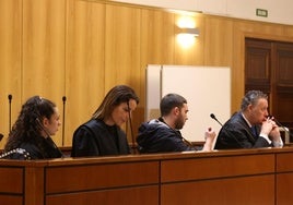Los dos acusados, junto a sus letrados, durante la vista de conformidad en la Audiencia.