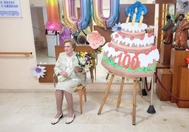 María Luz Iglesias, con la enorme tarta de cumpleaños con la que celebró sus cien años de vida.