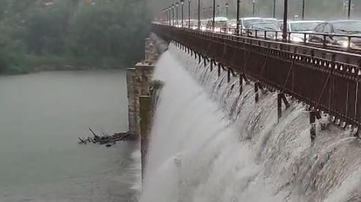 El Puente Mayor de Valladolid descarga miles de litros de agua al Pisuerga durante la tormenta