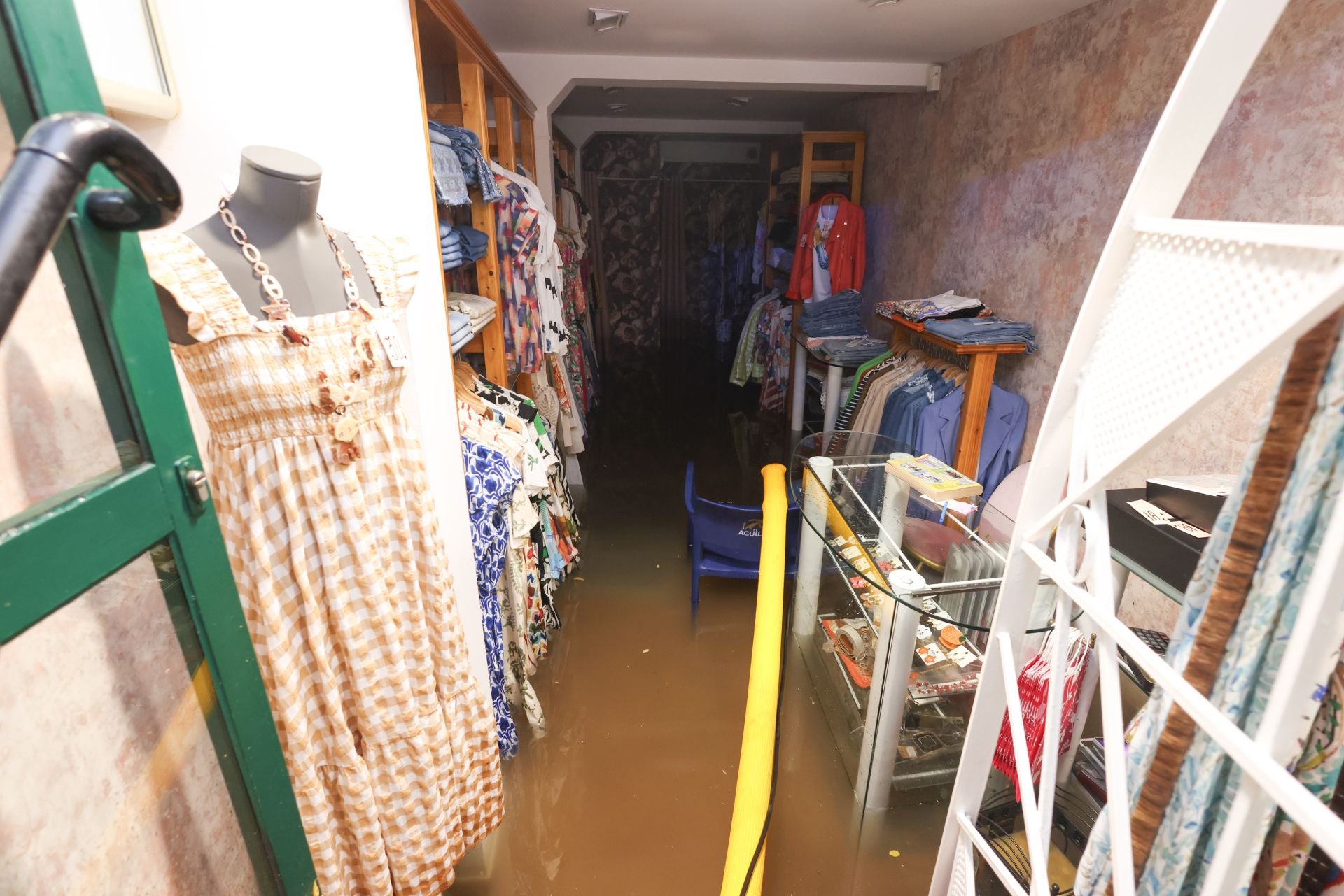 Interior de una tienda de la calle Platería, después de la tormenta.