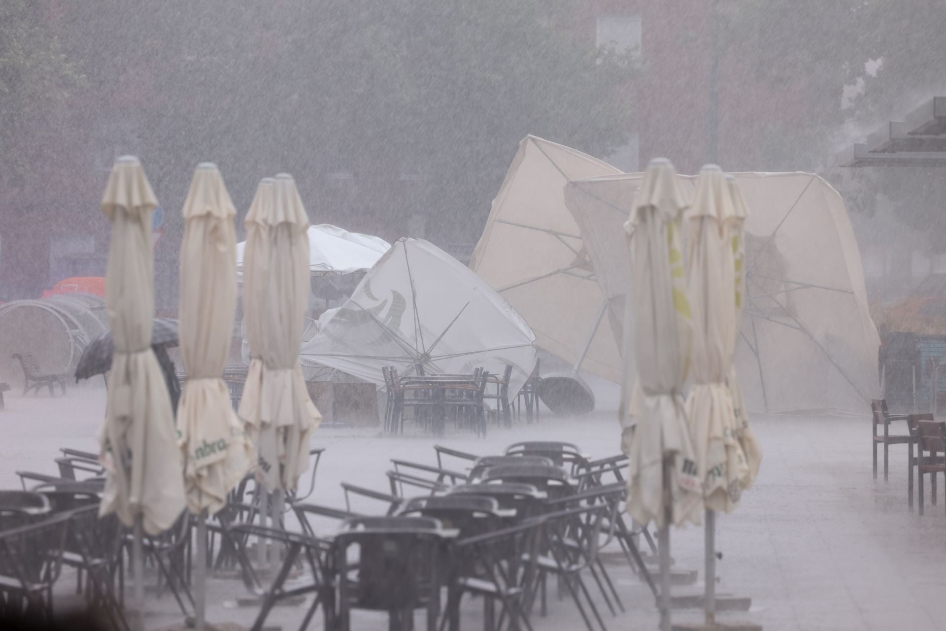 La lluvia arrecia sobre varias terrazas de establecimientos de la Rondilla.